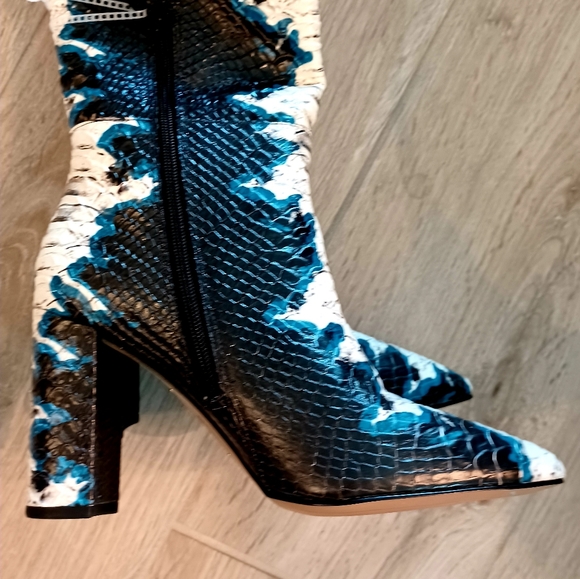 NEW Gianni Bini Kellbie Snake Animal Print Leather Black & Blue Boots SZ 7 - Picture 7 of 10